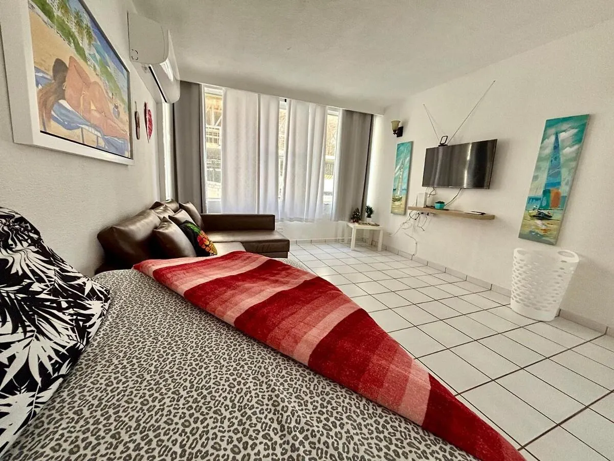 Condado Beachfront Tantra Apartment Сан-Хуан